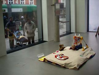 Bild aus dem Werk Spielendes Baby - Schlafendes Baby von ubermorgen.com